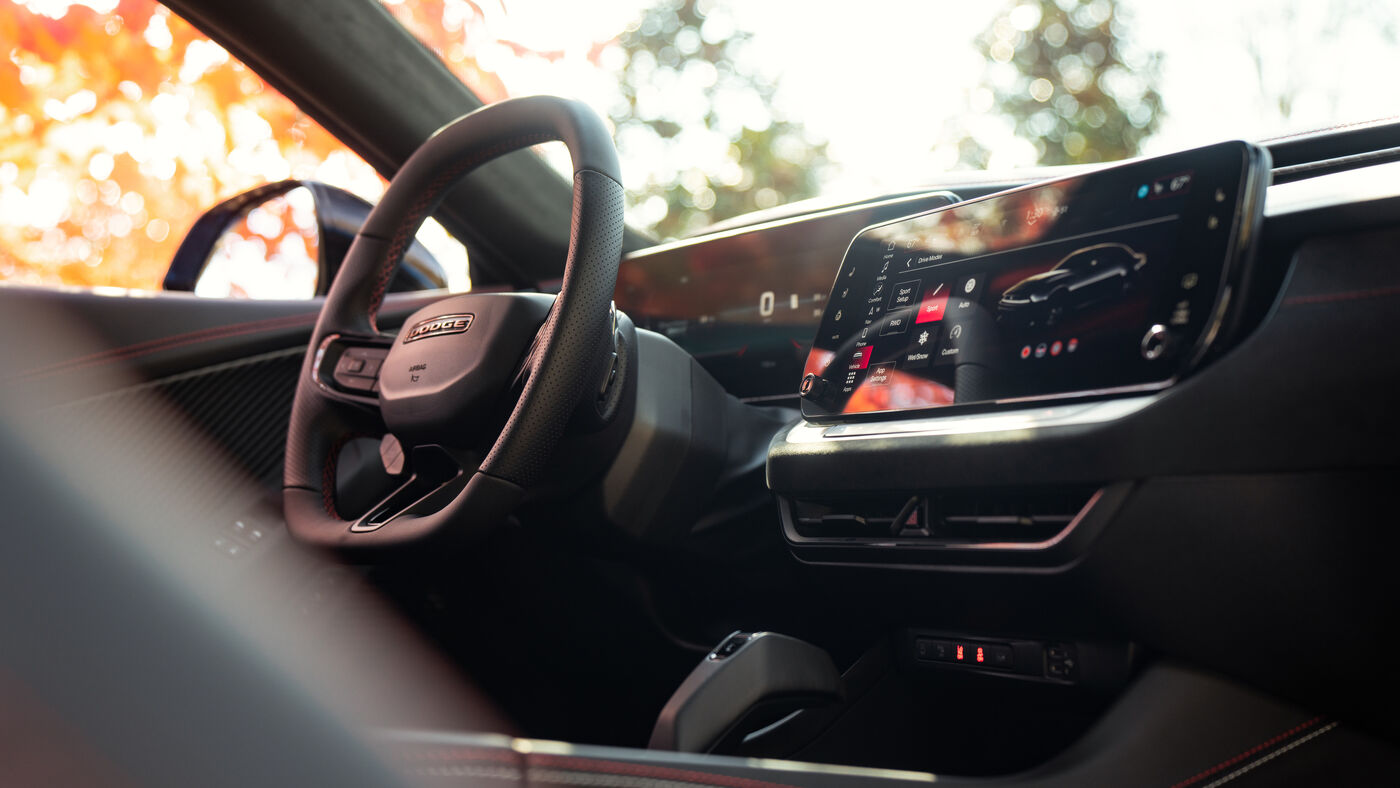 Abitacolo della Dodge Charger Scat Pack con touchscreen
