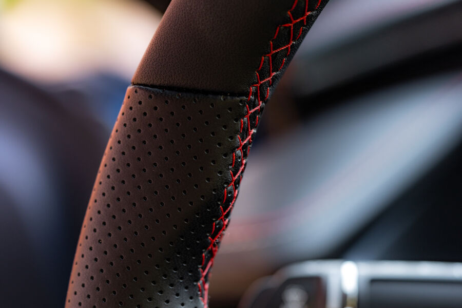 Volante della Dodge Charger Scat Pack con cuciture rosse